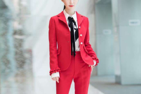 职场红色西服怎么穿好看